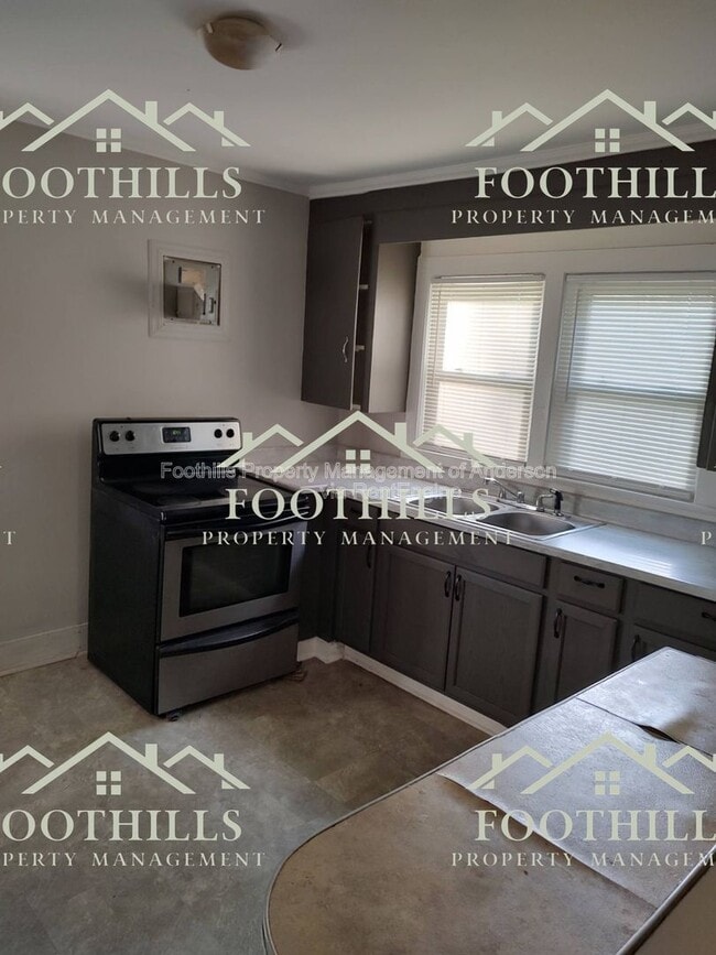 Photo - 1302 Robbins Dr