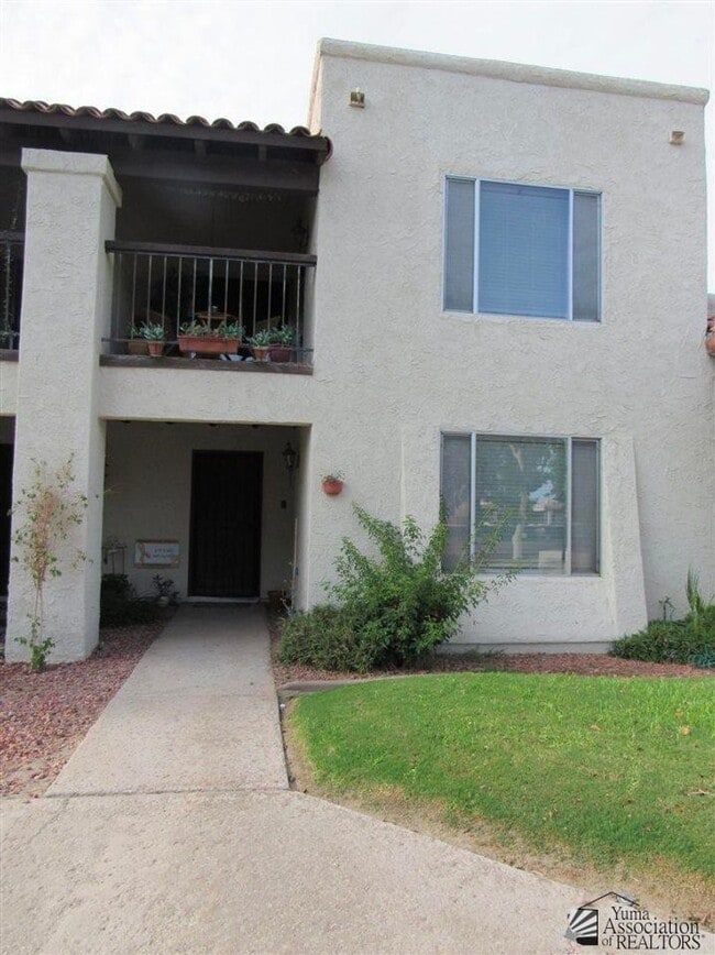 Building Photo - Central townhome with 2 bedrooms and 3 bat... Unit 83