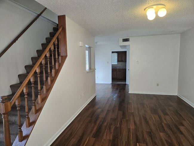 Building Photo - 115 Oak Ridge Ave