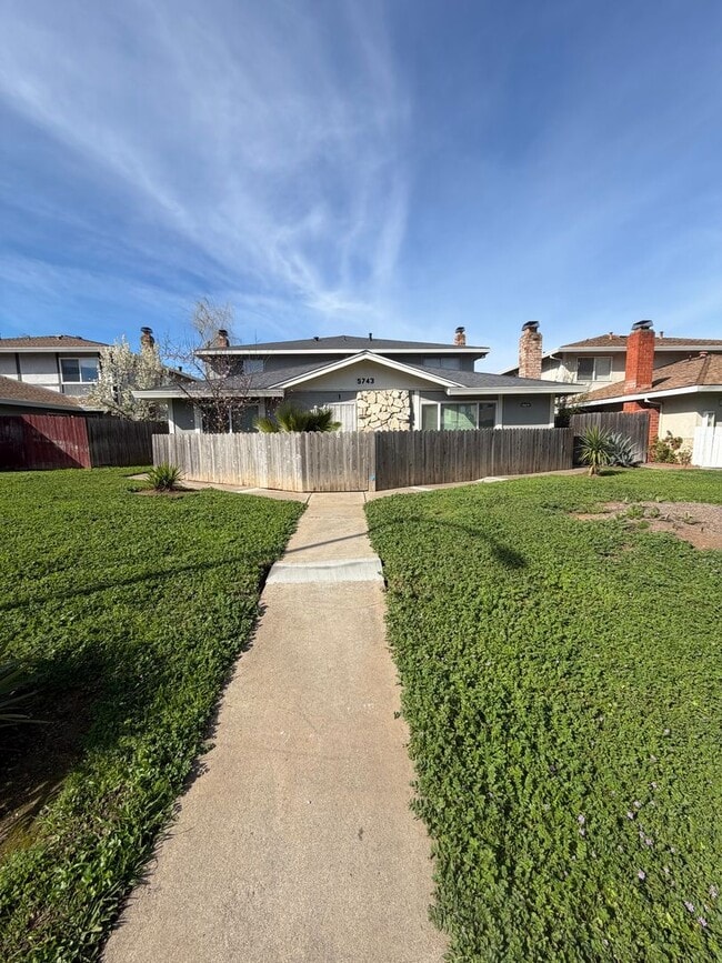 Building Photo - 2 Bedroom Townhouse in Foothill Farms Unit 3