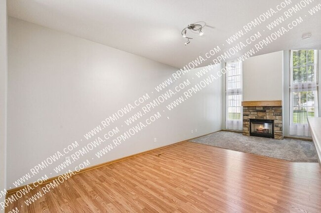 Photo - 513 E 4th St