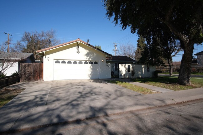 Charming 3-Bedroom Home with Pool in Modesto - Charming 3-Bedroom Home with Pool in Modesto