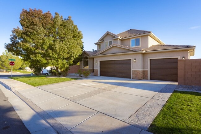 Photo - Darling home in desirable Little Valley with a PRIVATE POOL!