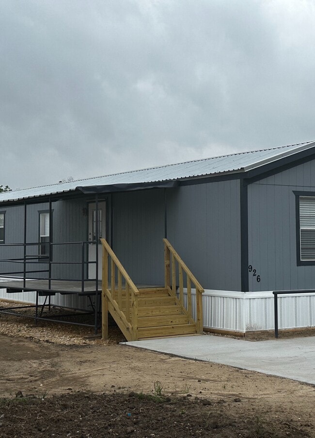 Building Photo - 926 N Lake Ave Rental