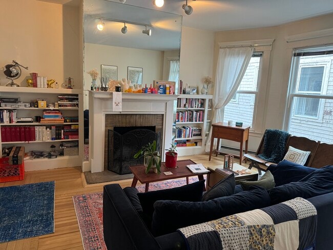 Living room with working fireplace - 188 Lawrence St Apartamentos Unidad #2