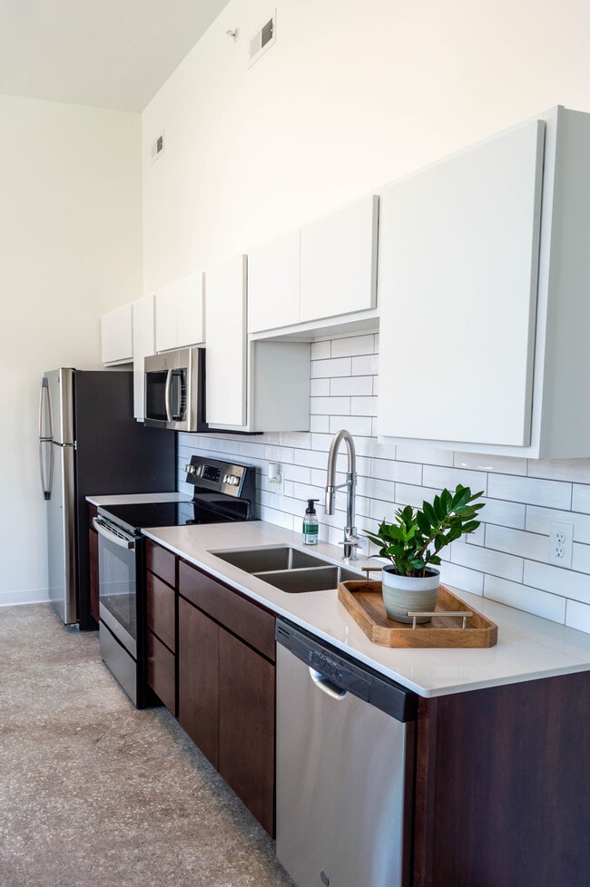 1BR, 1BA - Louis