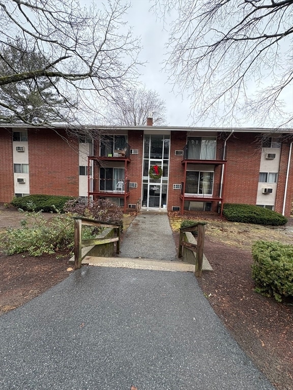 Building Photo - 10 Longwood Dr Unit 5