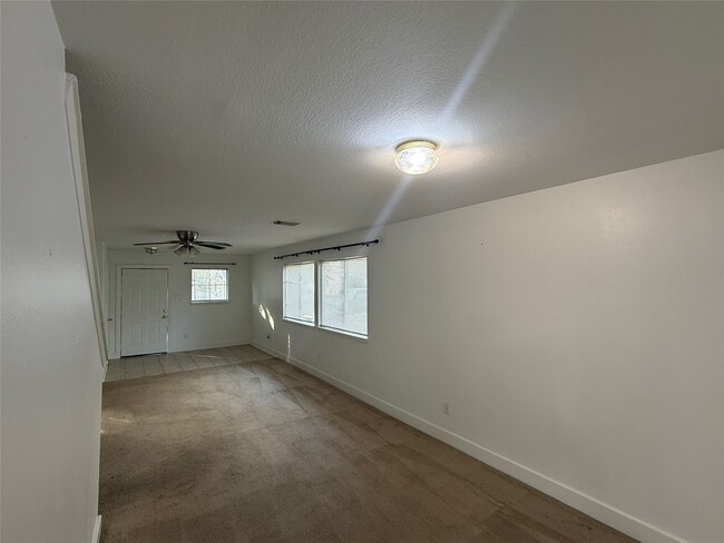 Building Photo - 809 Dragonfly Dr