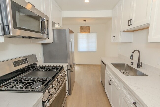 Photo - Stylishly Remodeled 1-Bed/1-Bath Gem in Crown Point / Pacific Beach. Only $1500 DEPOSIT! Unit 1942
