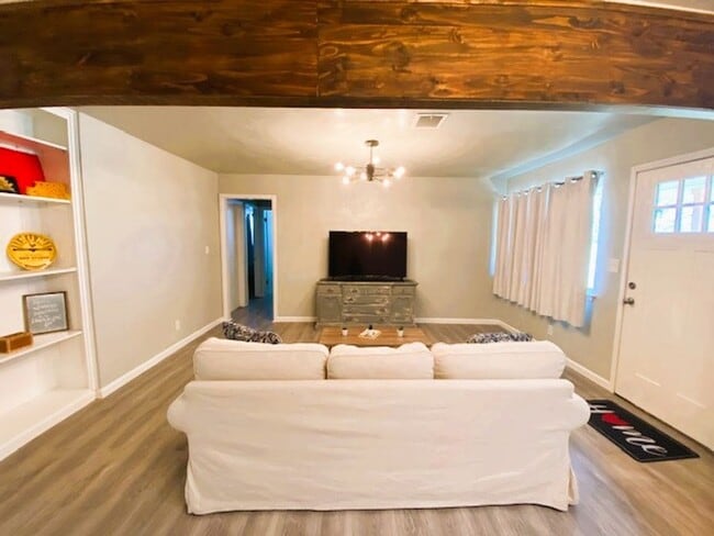 Photo - 1100 Elmhurst St