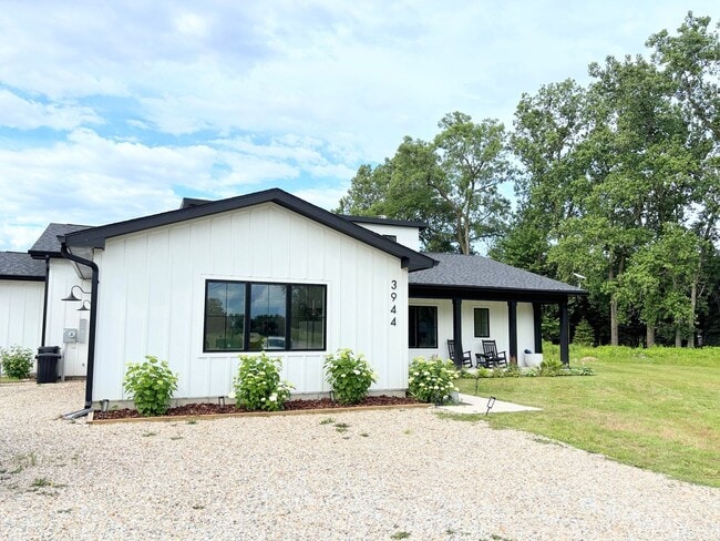 Photo - 3-bedroom, 2.5 bathroom furnished home in Saint Joseph
