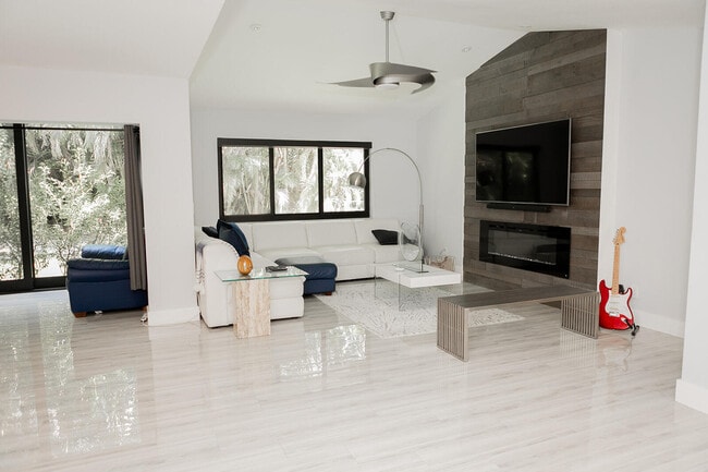 Building Photo - 5700 Coach House Cir