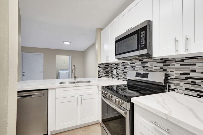 Building Photo - Fully Renovated 3BD/2BA in Lakes of Jacaranda - Plantation Unit 101