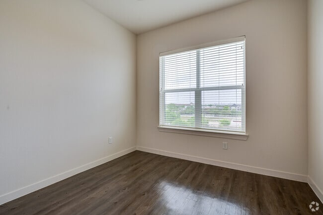 2BR, 2BA - 1,094SF