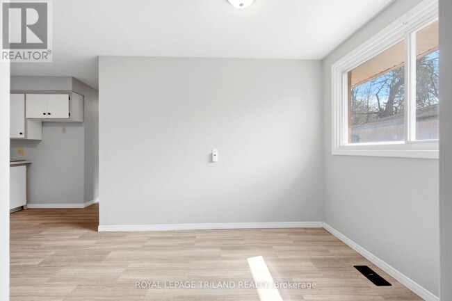 Photo - 195 B Cedarvale Crescent Unit A