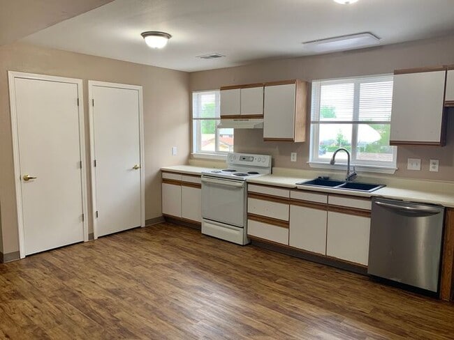 Building Photo - RENOVATED and SPACIOUS 3 bed and 1.5 bath Apartment!!