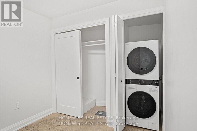 Photo - 2563 Dundas St W