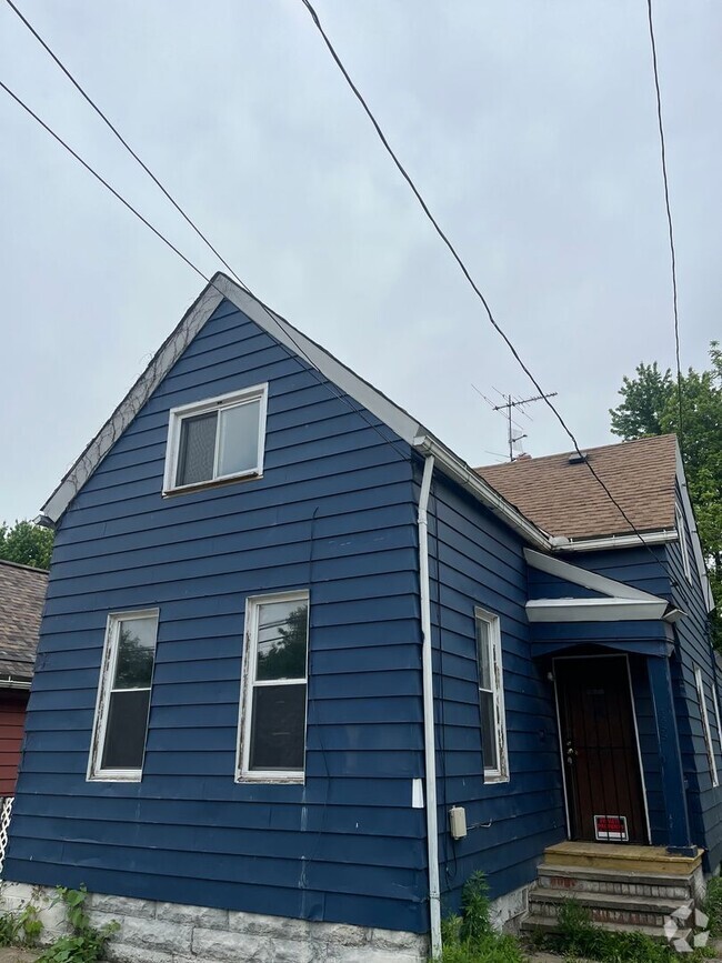 Building Photo - Section 8 Accepted! Spacious Newly Renovat... Rental