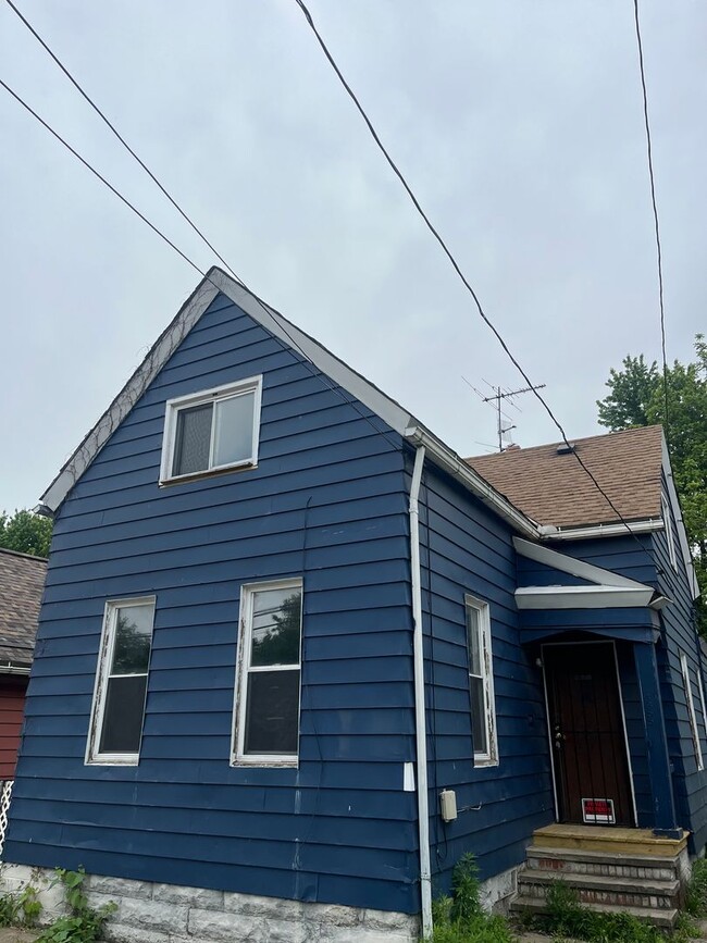 Building Photo - Section 8 Accepted! Spacious Newly Renovat... Rental