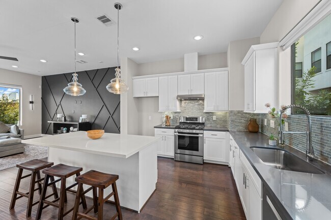 Photo - 717 Morris St