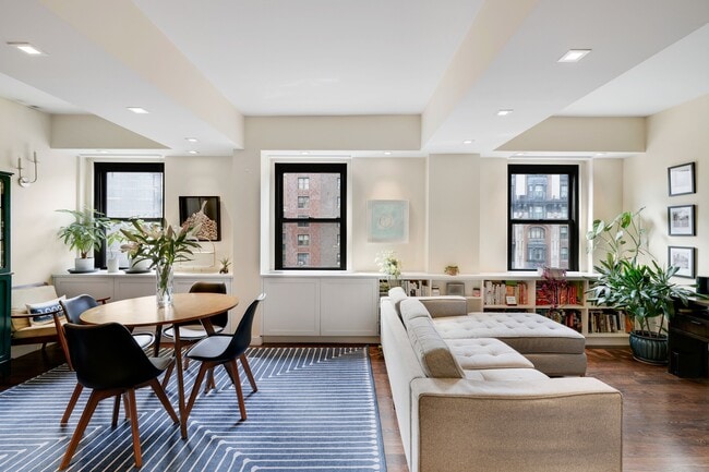 Photo - 2166 Broadway