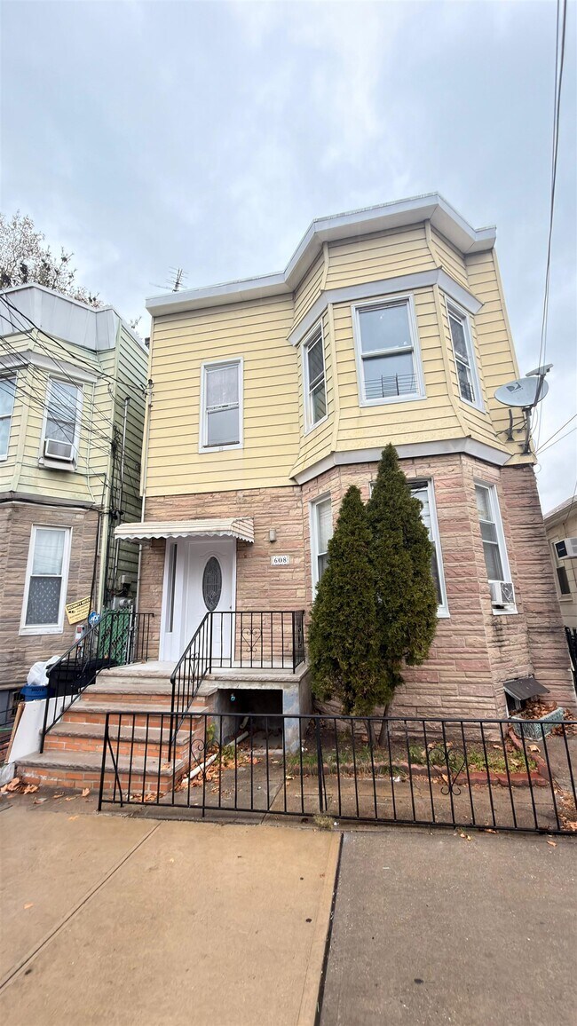 Building Photo - 608 57th St Unit 2