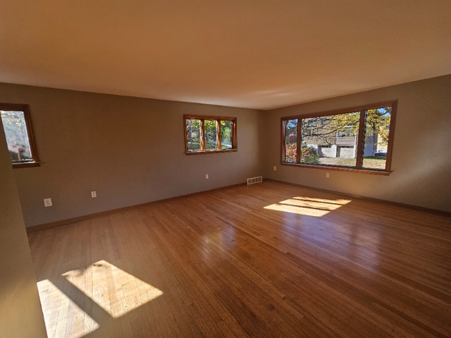 Photo - 1221 Methyl St