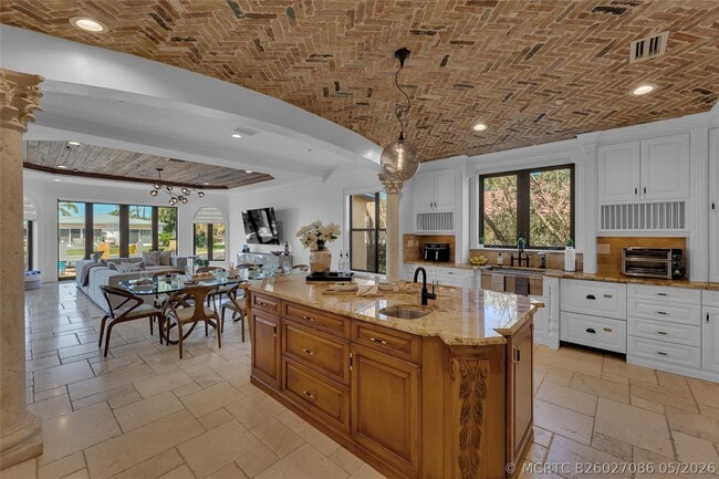 1011 Rhodes Villa Ave