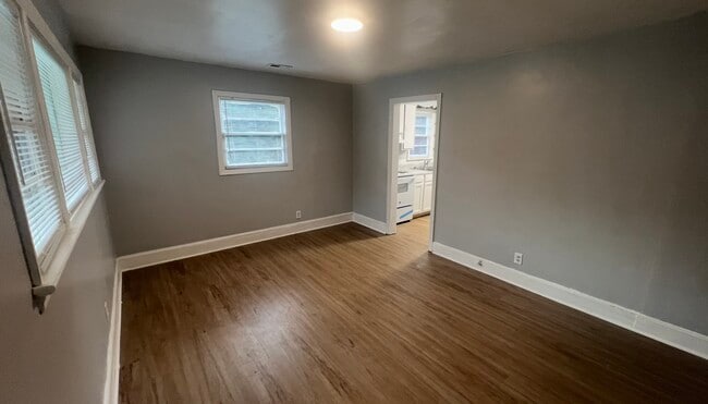 Sala de estar - 1351 Waverly Ave