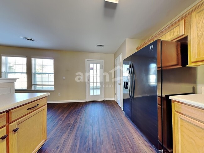 Photo - 144 Worcester Ln