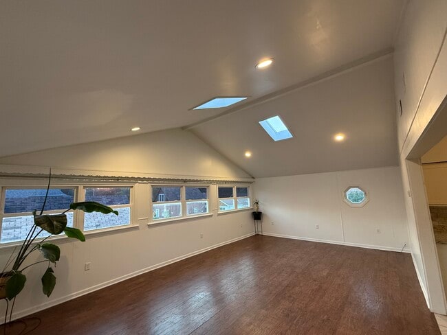 Photo - 368 Weimar St