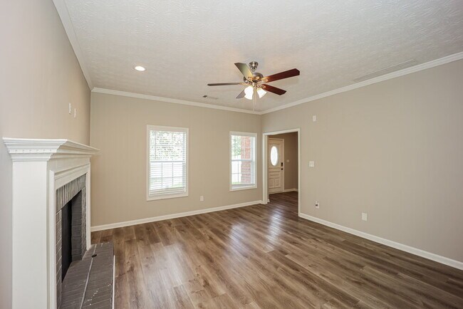Photo - 220 Chesterfield Ct
