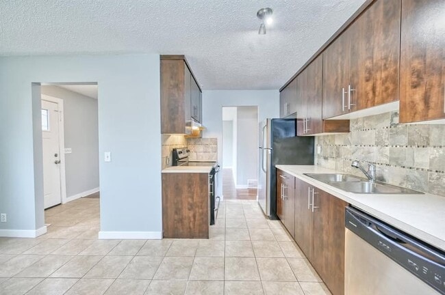 Photo - 80 Castlebrook Way NE