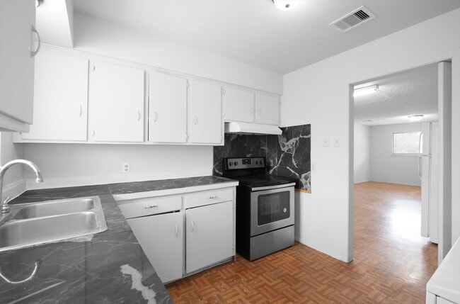 Building Photo - 8001 S Loop E Unit 104 Rental