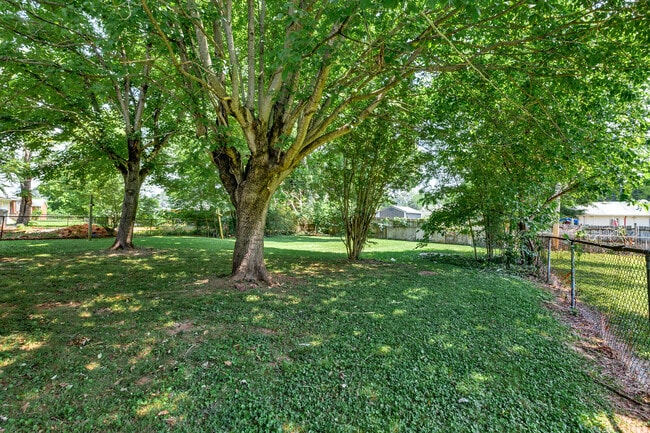 Photo - 1018 Fairway Dr NW