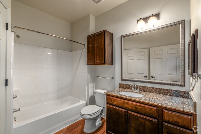 2BR, 2BA - 915SF - Primary Bathroom
