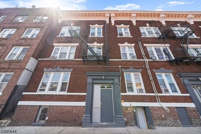 Building Photo - 57 Henry St Unit A1