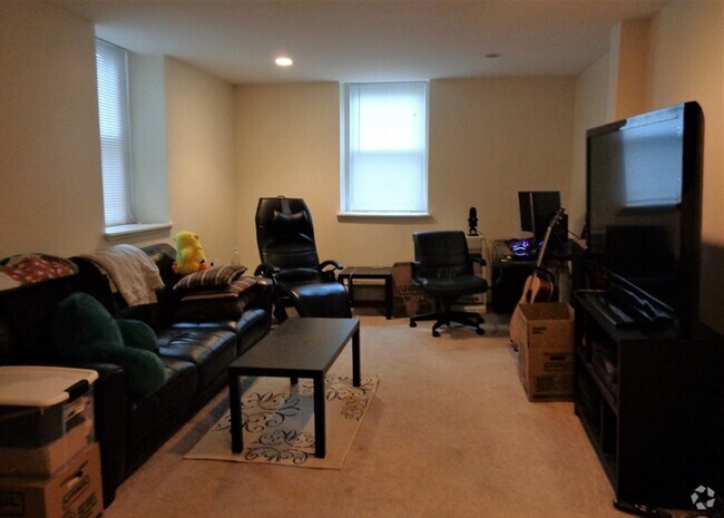 Building Photo - 1126 Beacon St Unit #G1 Rental