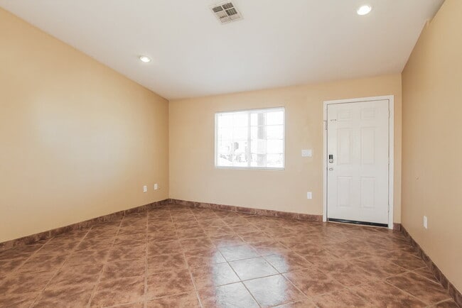 Photo - 305 E Gardenia Dr