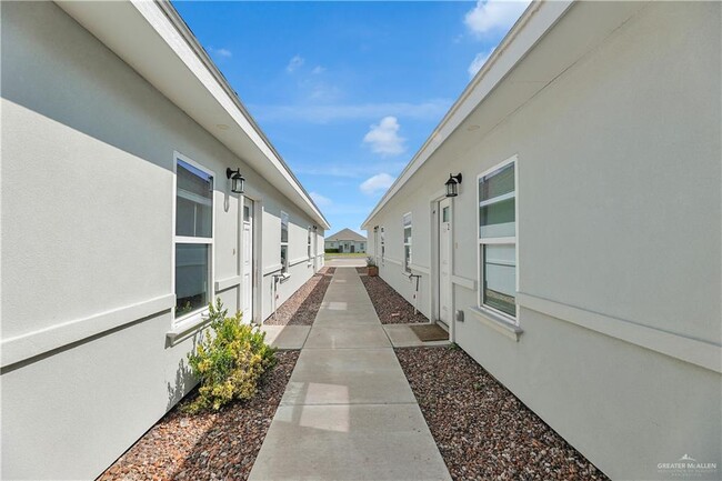 Building Photo - 12 N Winona Dr Unit 2