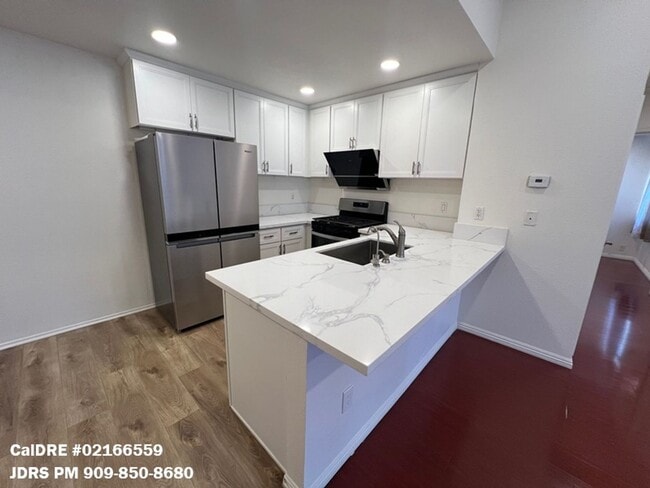 Photo - Price Lowered! Second Floor Ontario 2 Bedr...