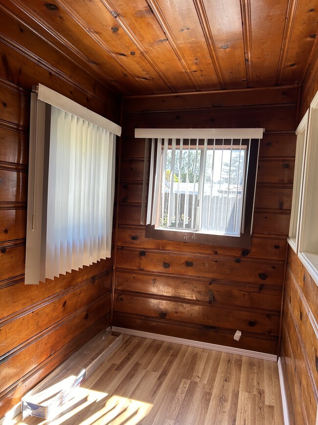 Building Photo - 1557 D St Unit Apartment