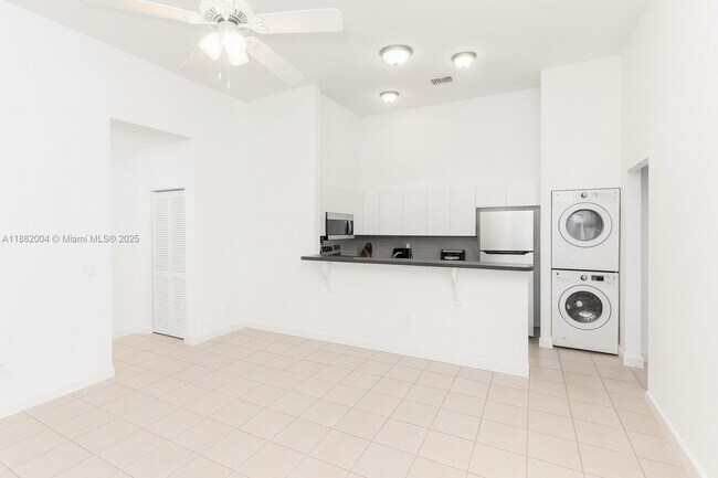 Building Photo - 2516 Lincoln St Rental