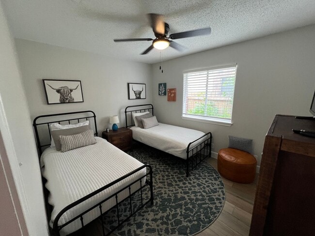 Photo - PRELEASING FOR MID JANUARY! 3 bedroom off of 183!