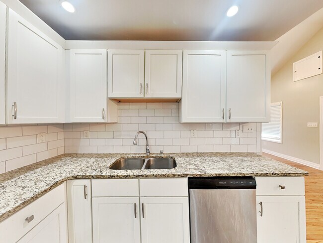 Photo - 1439 Westmont Rd SW