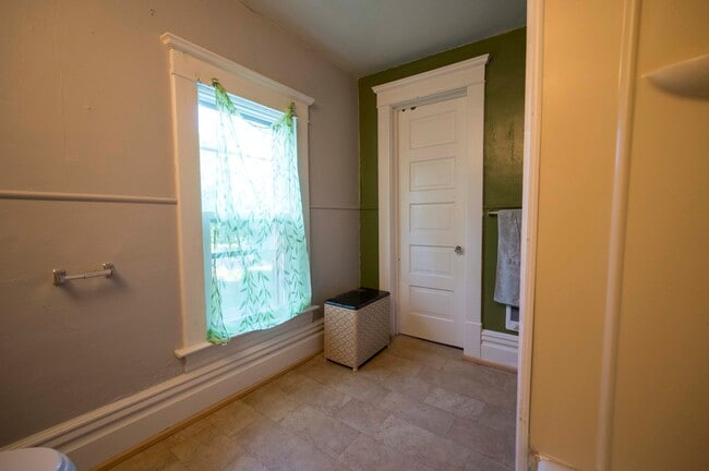 Bathroom Window - 319 N Sycamore St Unit 319 #2