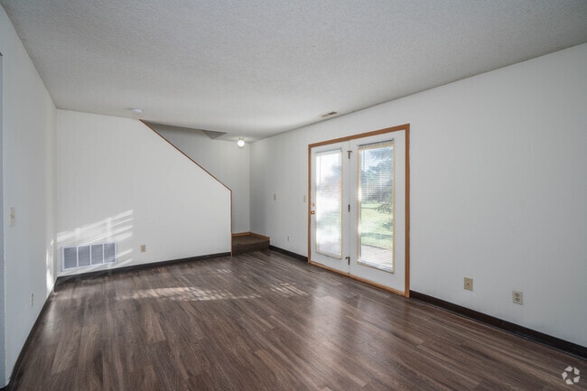 3 habitaciones, 2 baños - 1100 pies cuadrados - Sala de estar - Timber Ridge Townhomes