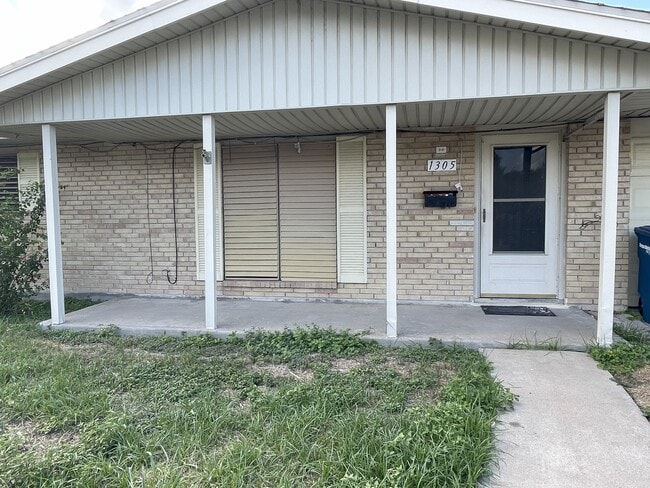 Building Photo - 1305 Peterson Dr