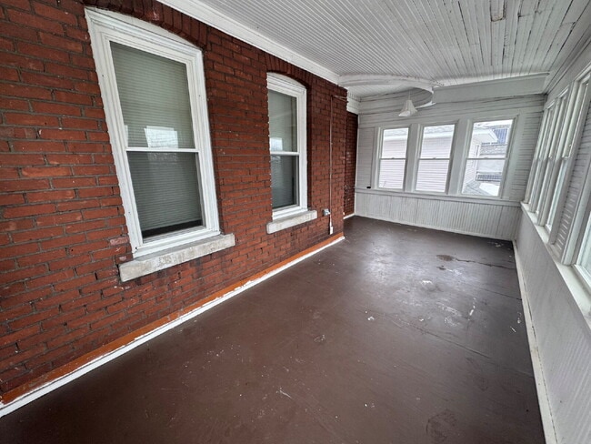 Photo - Upper level 3-Bed Duplex with Hardwood Elegance & 2 Baths in North Minneapolis! Unidad 2