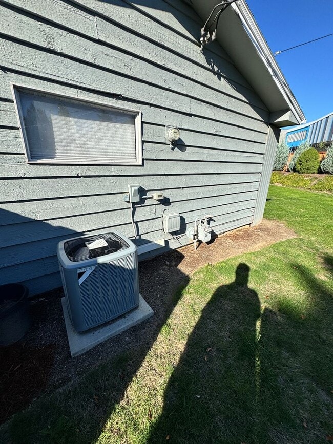 Photo - 3 Bedroom 1.5 baths! Walker & Cedar Hills ...